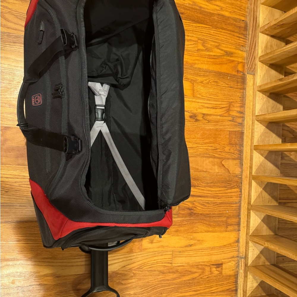 Tumi Black and Red Duffel Bag Durable Travel Essential - Picture 11 of 16